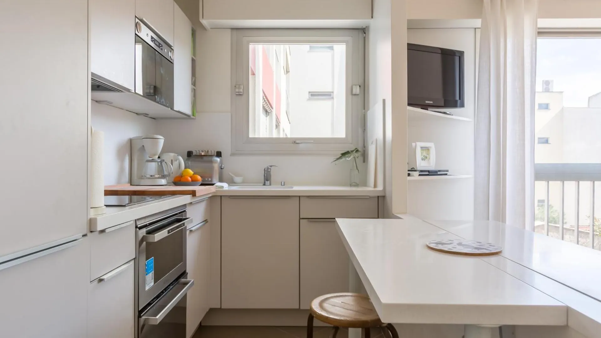Veeve - A Pop Of Colour Apartment Paris France